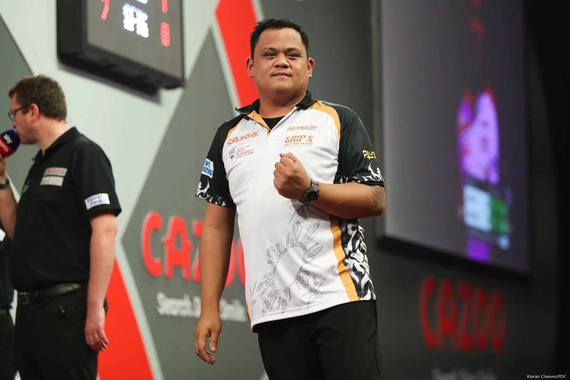 Paolo Nebrida kicks off day 4 at the 2025 World Darts Championship with